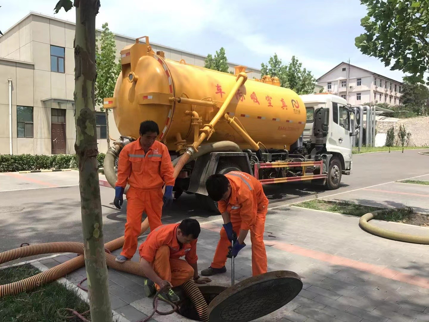 甘德化粪池清理与5-8吨吸粪车施工效率分析